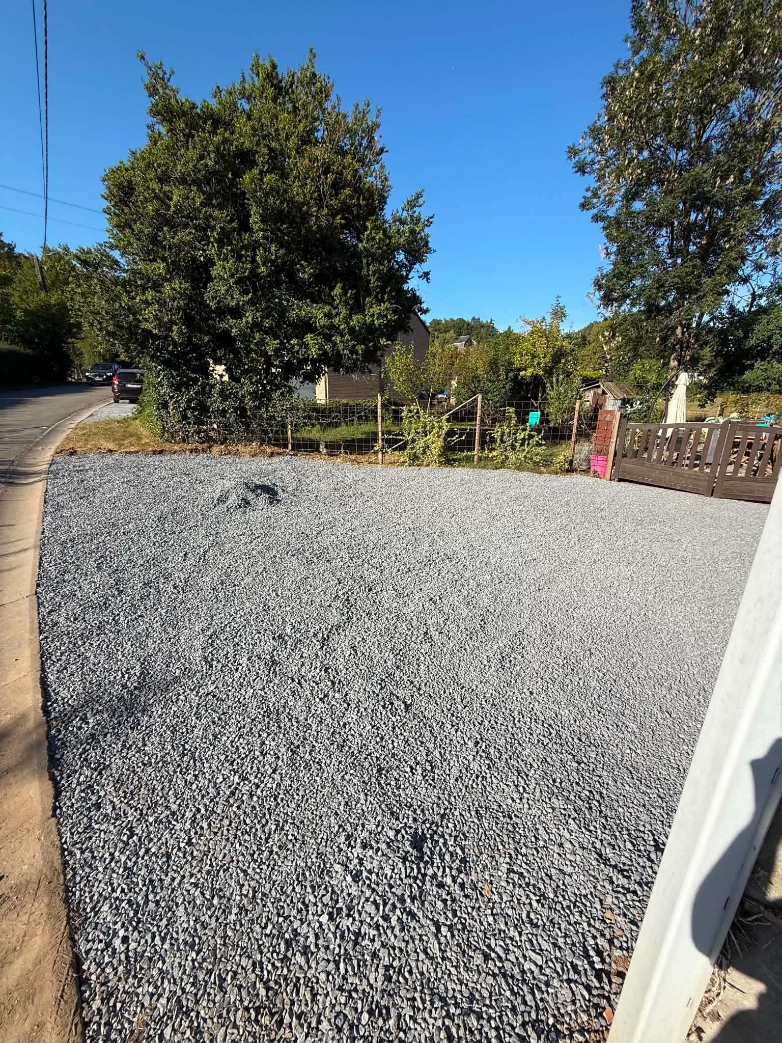 Parking terminé avec revêtement en grenailles