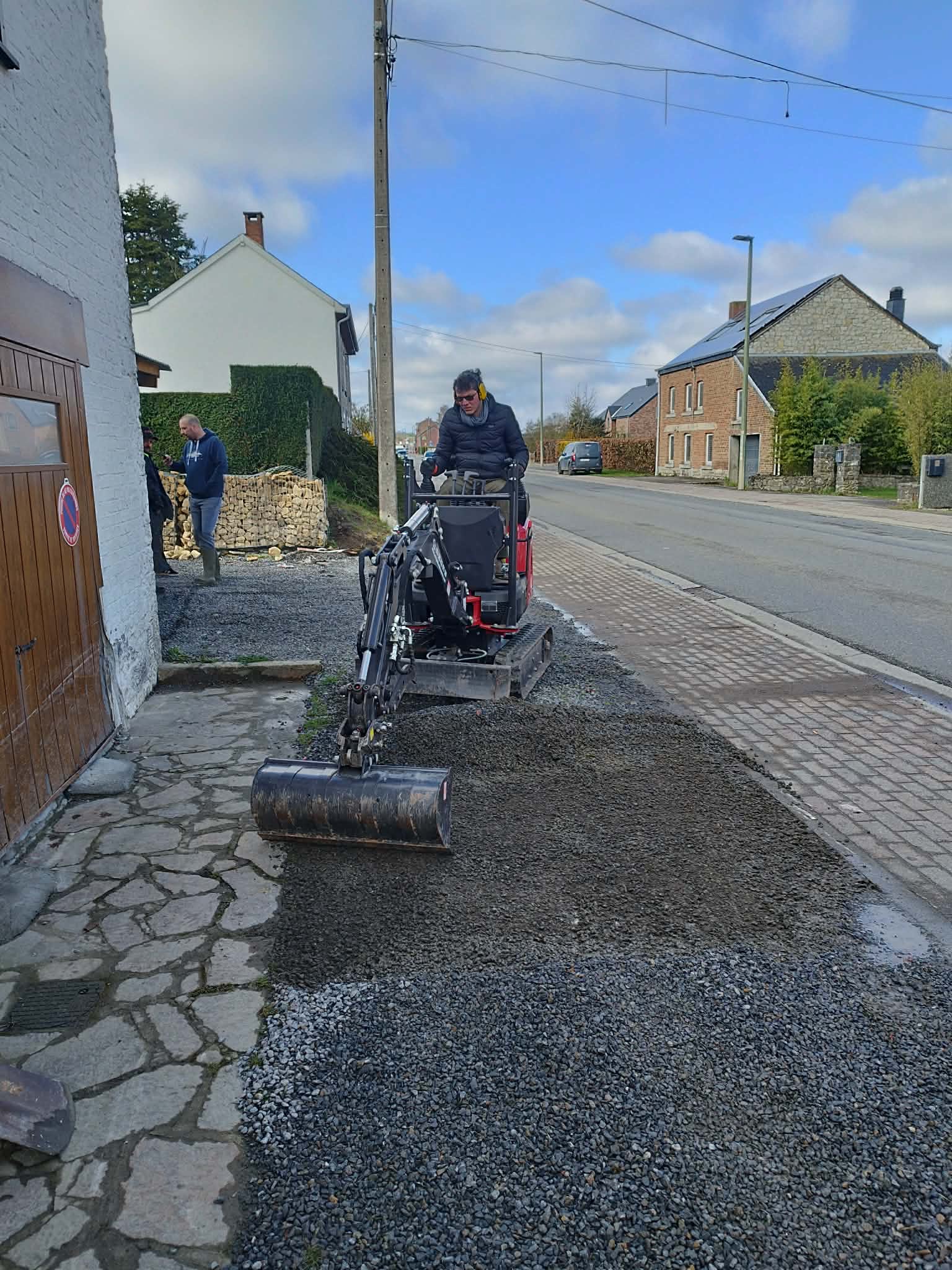 Intervention à la mini-pelle pour le nettoyage de débris après un accident